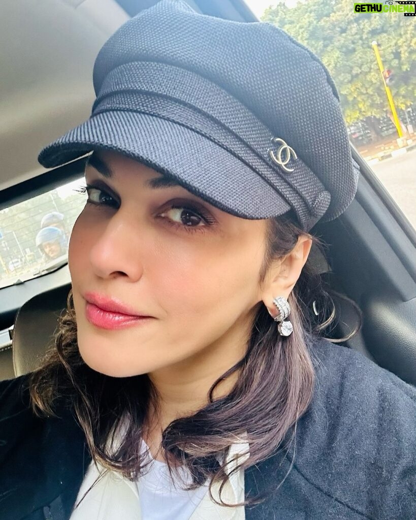 Isha Koppikar Instagram - As the sun rises on a new week, so does the excitement for new stories, opportunities, and moments waiting to unfold. 🌅📖 #NewWeekNewBeginnings