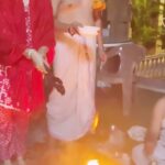 Isha Koppikar Instagram - हे देवी माँ, कृपया हमारी और विश्व की रक्षा करें। 🙏🏼 #diwali #havan #puja #peace #prayer