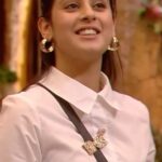 Isha Malviya Instagram - Ek mushkilo ke baadlo pe chadke waqt ka gereba pakadke puchna hai jeet ka pata. The youngest captain of #biggboss17 #IshaMalviya ❤️ #teamishamalviya Outfit: @theluxeandyou Jewels: @pastel_pearls_jewellery Bows: @handmadebyaroosa_ Styled by: @khwaish_mehta @isshhhbykhwaish Video edited by: @ashmaneditors @colorstv @officialjiocinema #biggboss17 #bb17 #colorstv #jiocinema #endemolshine #ishamalviya
