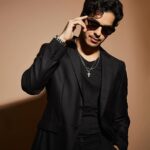 Ishaan Khattar Instagram - Best caption gets *these shades —> 🕶️ *the ones referred in the caption not the image 🌝