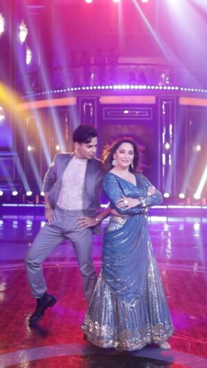 Ishaan Khattar Instagram - Always up for a groove on Ghaghra! Thank you, Ishaan! It was too much fun dancing with you 💃🏼

#Ghaghra #WednesdayVibes  #BollywoodSong #DanceVideo #ReelKaroFeelKaro