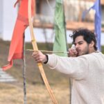 Ishaan Khattar Instagram - Come on 2024 🐉🏹 @shahidkapoor hit the target first 😉
