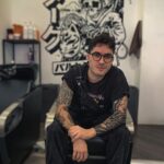 Ismael Prego Instagram – ¿Habéis visitado alguna vez @dakubarbershop? Es uno de tantos líos en los que siempre ando metido. No me gusta hablar mucho de ella porque siento que hay ciertos proyectos que deben funcionar sin depender de mi imagen pública, pero la verdad es que estoy muy orgulloso de ella. 
Si algún día pasáis por Barcelona y buscáis un buen corte de pelo, os aseguro que @bolivick y nuestros chicos os tratarán de la mejor manera posible y os dejarán bien guapos/as. Si lo han logrado conmigo, con vosotros será tarea fácil. 
Además tenemos un perrete que está loca pero es muy maja y un baño que parece un fumadero de crack dónde podéis firmar y dejarnos unas bonitas palabras. O una polla. Todo el mundo pinta una polla. No nos pintéis pollas por favor. O si, pero que sean bonitas al menos. Gracias. Dāku Barbershop