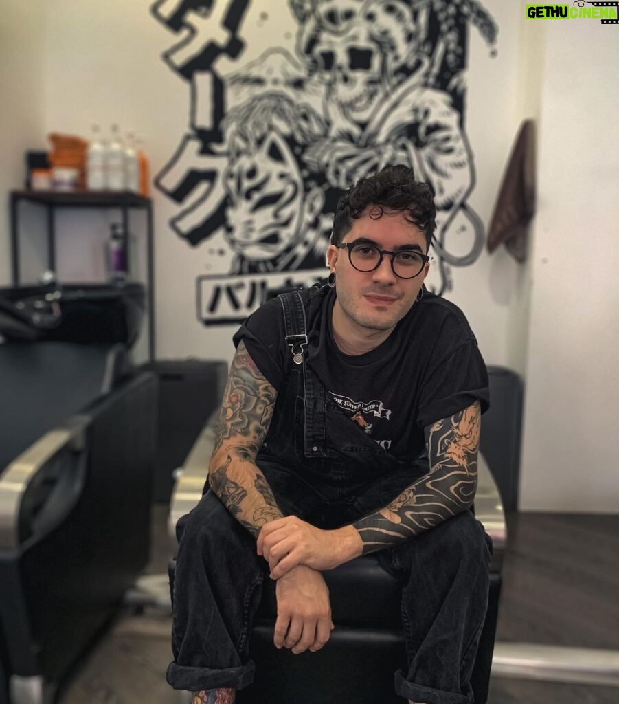 Ismael Prego Instagram - ¿Habéis visitado alguna vez @dakubarbershop? Es uno de tantos líos en los que siempre ando metido. No me gusta hablar mucho de ella porque siento que hay ciertos proyectos que deben funcionar sin depender de mi imagen pública, pero la verdad es que estoy muy orgulloso de ella. Si algún día pasáis por Barcelona y buscáis un buen corte de pelo, os aseguro que @bolivick y nuestros chicos os tratarán de la mejor manera posible y os dejarán bien guapos/as. Si lo han logrado conmigo, con vosotros será tarea fácil. Además tenemos un perrete que está loca pero es muy maja y un baño que parece un fumadero de crack dónde podéis firmar y dejarnos unas bonitas palabras. O una polla. Todo el mundo pinta una polla. No nos pintéis pollas por favor. O si, pero que sean bonitas al menos. Gracias. Dāku Barbershop