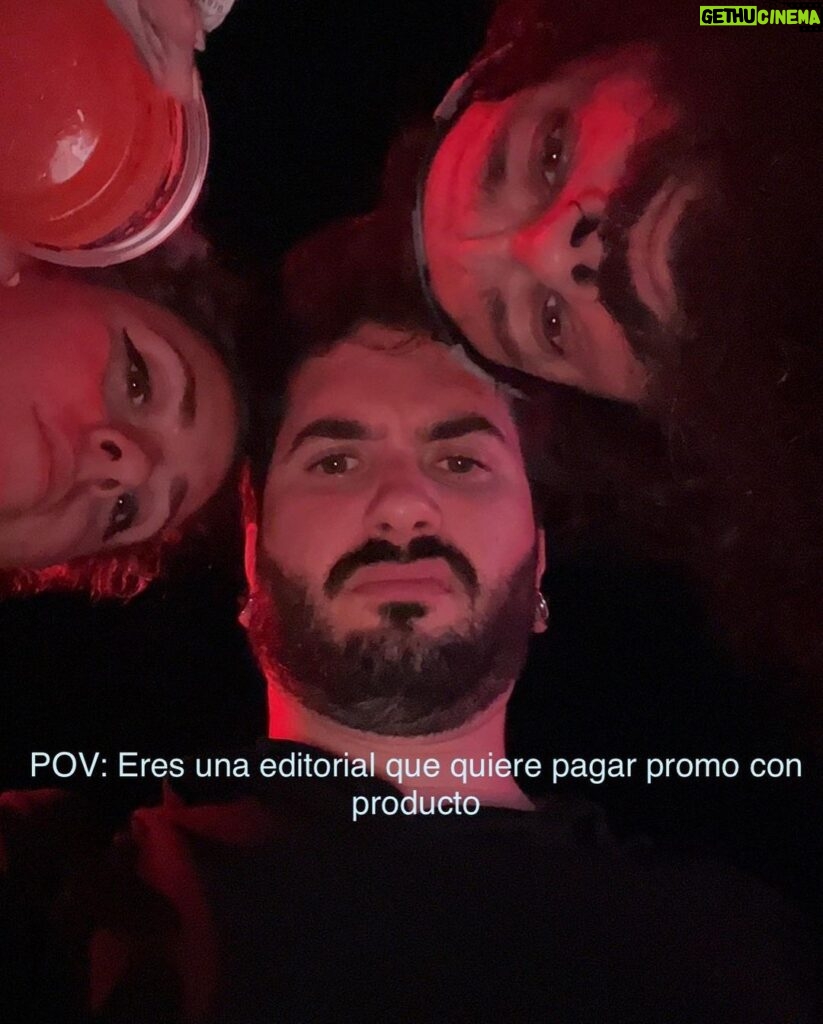 Ismael Prego Instagram - Cortarme las melenas, una colonoscopia y una cirugía ocular, conciertos, la velada, ponerle gafas a blacky cuando yo me las quito, unas elecciones, descubrir que soy un Ken y tengo una Mojo Dojo Casa House, Commander Masters, inventar al mago calipofresa con mi persona favorita, la MagicCon y valorar cada día más a toda la gente que me rodea. Julio ha sido intenso, eh.