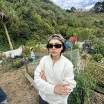 Isyana Sarasvati Instagram - Wohooo akhirnya Inyong berkunjung ke #KebunKai milik tante @benlaksana dan om @rarasekar 😂 panen tomat juga yang alhamdulillah berlimpah ya 🍅🙏🏻 berbagi sama sekitar juga hasil panen kita hihi seru piuuuuu! Setelah panen, nyong langsung masak masak pake tomatnaa jadi pasta yang di slide terakhir. Wellington, New Zealand