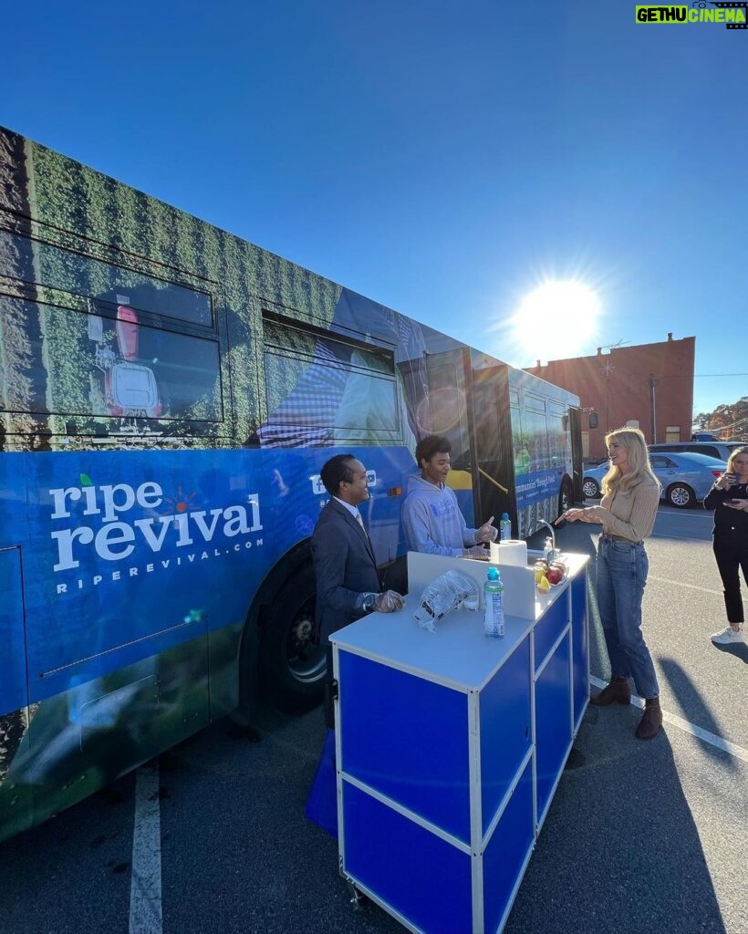 Ivanka Trump Instagram - On this Giving Tuesday, I joined @riperevival to distribute their beautiful, locally sourced fresh and nutritious produce to families in need in rural North Carolina. Wonderful organizations like this help revive communities through food and foster connectivity between America’s small farms and hungry families. 🥬 🌽🥛🍎🥕   Join me in supporting @riperevival on this #givingtuesday ⬇️  https://www.riperevivalmarket.com/pages/nonprofit Littleton, North Carolina