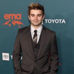 Jack Griffo Instagram - Impactful night supporting the Environmental Media Accosiation 💚🤍 Reduce your impact and be the change!!🌎♻️