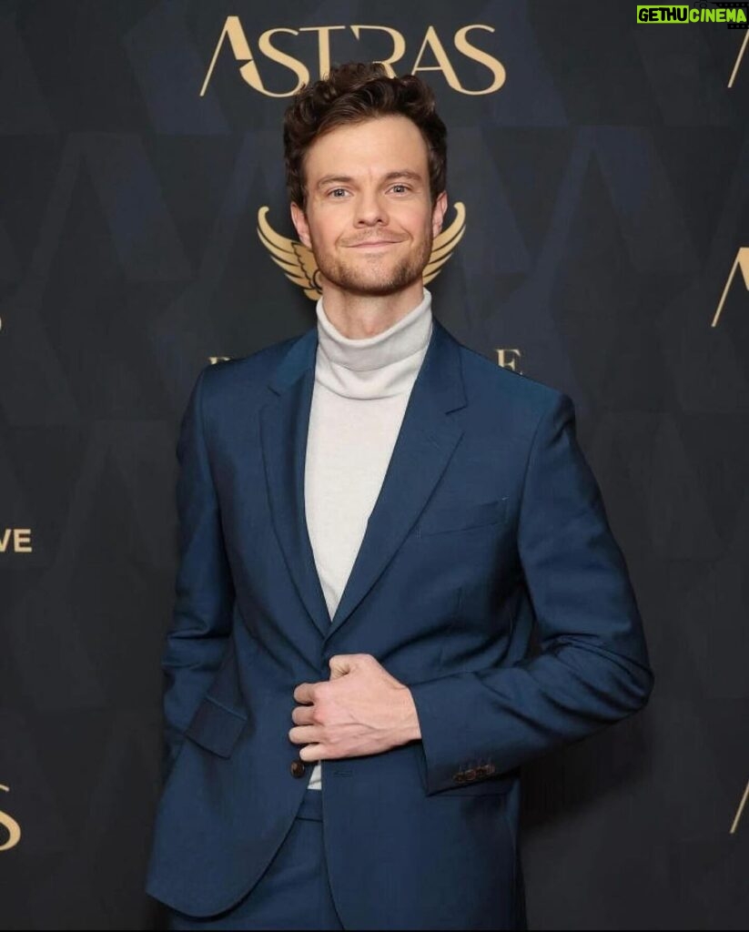 Jack Quaid Instagram - 💥Last night was a BLAST! Big thank you to the @hollywoodcreativealliance for the honoring @theboystv with some awards and some noms. Also HUGE thank you for giving @toni.starr and I the opportunity to present our fearless leader @erickripke1 with the TV icon award. #TheBoys #hcatvawards #astraawards.