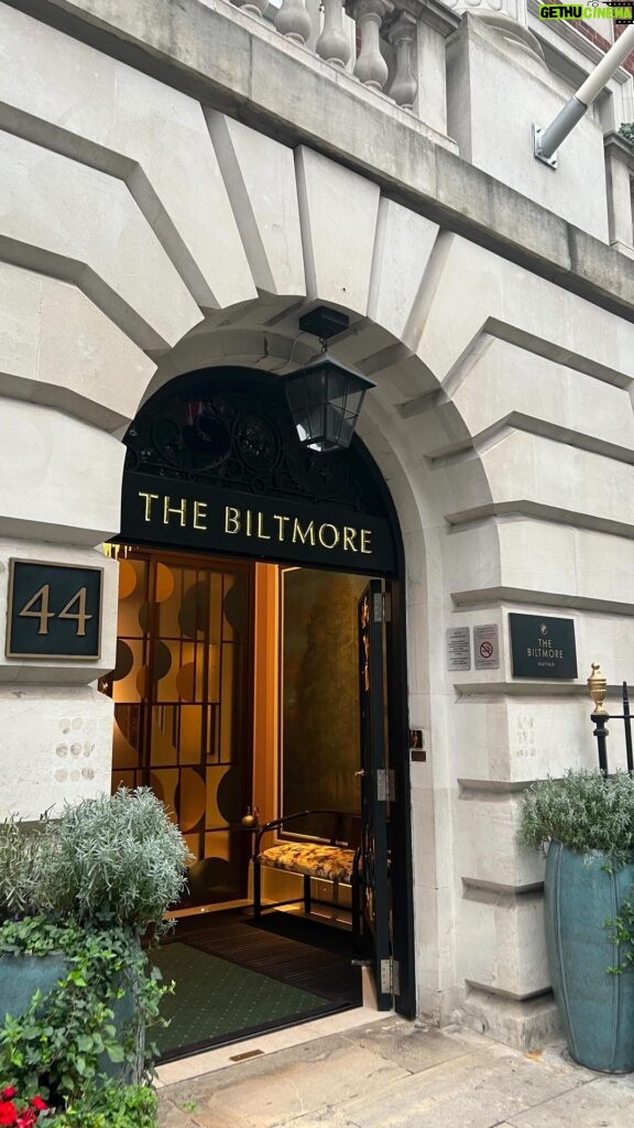 Jackie Aina Instagram - I’m not built for most London hotels 😭 but the Biltmore Mayfair was a VIBE! our room can with its own butler and had 1.5 baths and was huge and this was the first London hotel where I’ve actually enjoyed the food. Thank you @primeplanit team for always booking the best for ya girl! The Biltmore Mayfair