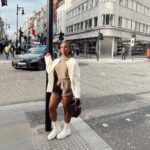 Jackie Aina Instagram – where we going? 💭 🗺️ (swipe to the end to find out)

coat: #dior
cardigan: #dissh 
shorts: #jacquemus 
boots: Dior 
handbag: #bottega 
earrings: Dior 

#londonstreetstyle #londonfashion Hermes New Bond Street