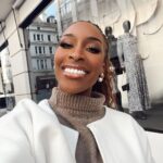 Jackie Aina Instagram – where we going? 💭 🗺️ (swipe to the end to find out)

coat: #dior
cardigan: #dissh 
shorts: #jacquemus 
boots: Dior 
handbag: #bottega 
earrings: Dior 

#londonstreetstyle #londonfashion Hermes New Bond Street