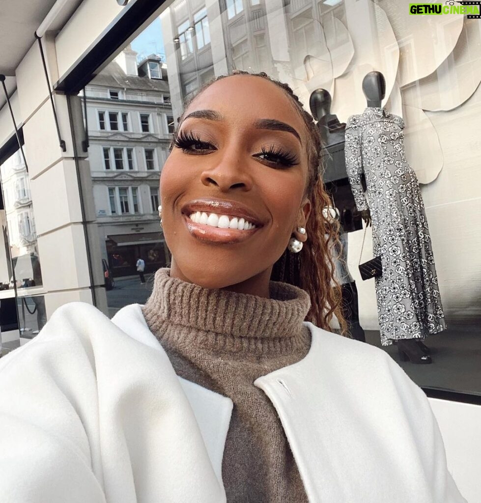 Jackie Aina Instagram - where we going? 💭 🗺️ (swipe to the end to find out) coat: #dior cardigan: #dissh shorts: #jacquemus boots: Dior handbag: #bottega earrings: Dior #londonstreetstyle #londonfashion Hermes New Bond Street