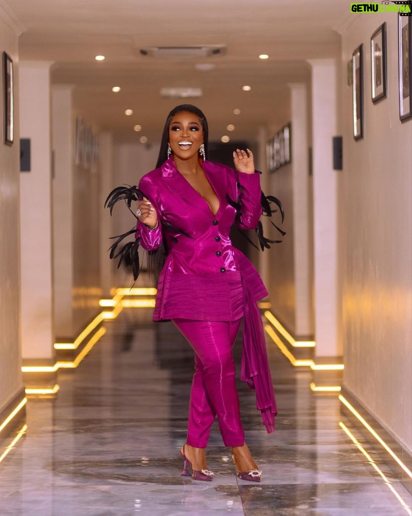 Jackie Appiah Instagram - How we stepped into the 19th edition of the AMAA AWARDS @amaawards_ Outfit @weizdhurmfranklyn Hair @shika_hairgh Styled @bveystyling Accessories @sparkles_jewellerygh Picture @royayomide_ MUA @edens_glam Hair styled by @kelzz_signatures