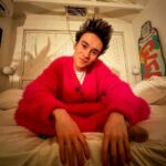 Jacob Collier Instagram - Pink for @spotify 🦩🦩🦩