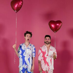 Jacob Collier Instagram - Camilo: Nos conocimos en Tokyo. Como si no hubiera sido suficientemente loco ese viaje, terminé abrazando a Jacob, diciéndole todo lo que lo admiro y cruzando números.
Me mandó un mensaje un par de meses después, invitándome a Los Angeles a escribir con él. Yo estaba muy nervioso, pero empaqué mi tiple, un par de juguetes que compré en Japón, y la ilusión de hacer Taller Creativo con él… Apenas nos vimos fue como si nos hubiéramos conocido de todas las vidas.
Con él pude ser YO MISMO, y confirmar que el que dijo “No conozcas a tus héroes” es porque no lo había conocido a él.
Jacob: Camiloooooo! Without doubt, one of my favorite human beings and musical forces on the planet. Despite us only having met three times, we genuinely feel like brothers. I am so overjoyed that this song is out in the world, and beyond proud to have his warmth and magic presence on Djesse Vol. 4 ♥️🎈