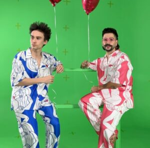 Jacob Collier Instagram - Camilo: Nos conocimos en Tokyo. Como si no hubiera sido suficientemente loco ese viaje, terminé abrazando a Jacob, diciéndole todo lo que lo admiro y cruzando números.
Me mandó un mensaje un par de meses después, invitándome a Los Angeles a escribir con él. Yo estaba muy nervioso, pero empaqué mi tiple, un par de juguetes que compré en Japón, y la ilusión de hacer Taller Creativo con él… Apenas nos vimos fue como si nos hubiéramos conocido de todas las vidas.
Con él pude ser YO MISMO, y confirmar que el que dijo “No conozcas a tus héroes” es porque no lo había conocido a él.
Jacob: Camiloooooo! Without doubt, one of my favorite human beings and musical forces on the planet. Despite us only having met three times, we genuinely feel like brothers. I am so overjoyed that this song is out in the world, and beyond proud to have his warmth and magic presence on Djesse Vol. 4 ♥️🎈