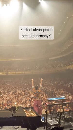 Jacob Collier Instagram - The Audience Choir in Singapore ♥️🤍