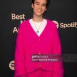 Jacob Collier Instagram - Pink for @spotify 🦩🦩🦩