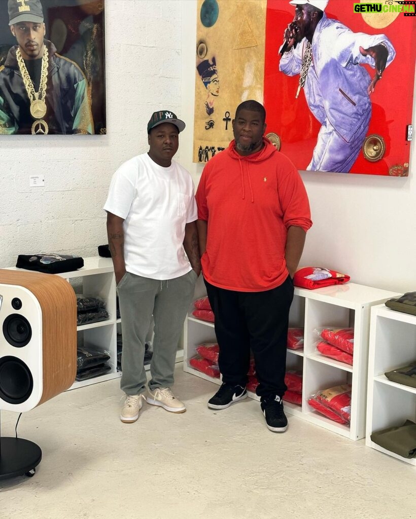Jadakiss Instagram - Stopped by to check @salaamremi what he’s doing is very much needed for the Hip Hop culture 👍🏾🔥🔥🔥👍🏾