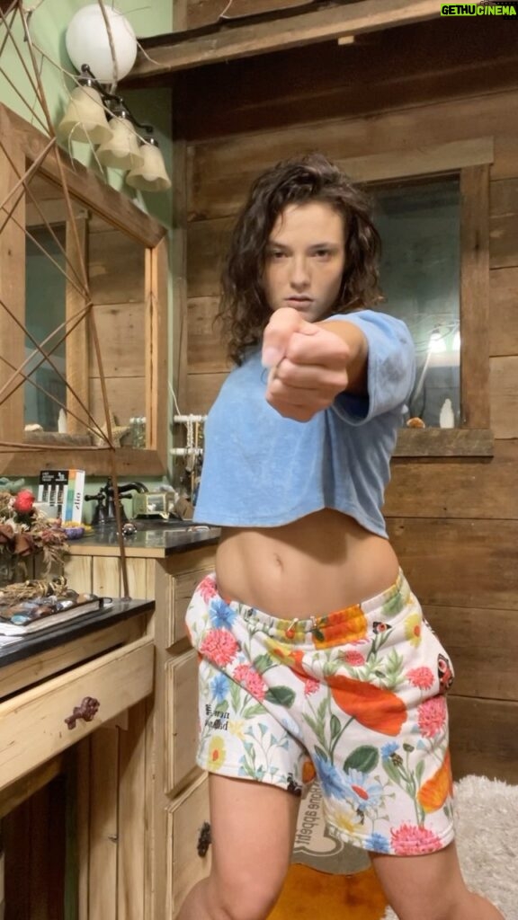 Jade Chynoweth Instagram - Morning Movement🌞 Freestyle to “Love Language” by @sza 💫 Featuring my infamous bed head 😝🥱