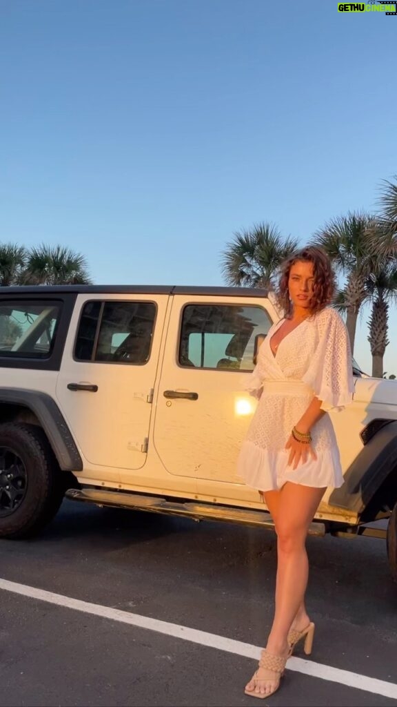 Jade Chynoweth Instagram - Just a girl and her Jeep🤍🌴