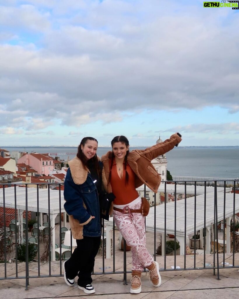 Jade Chynoweth Instagram - 🇫🇷🧳🚃🍊🇵🇹✨🌍