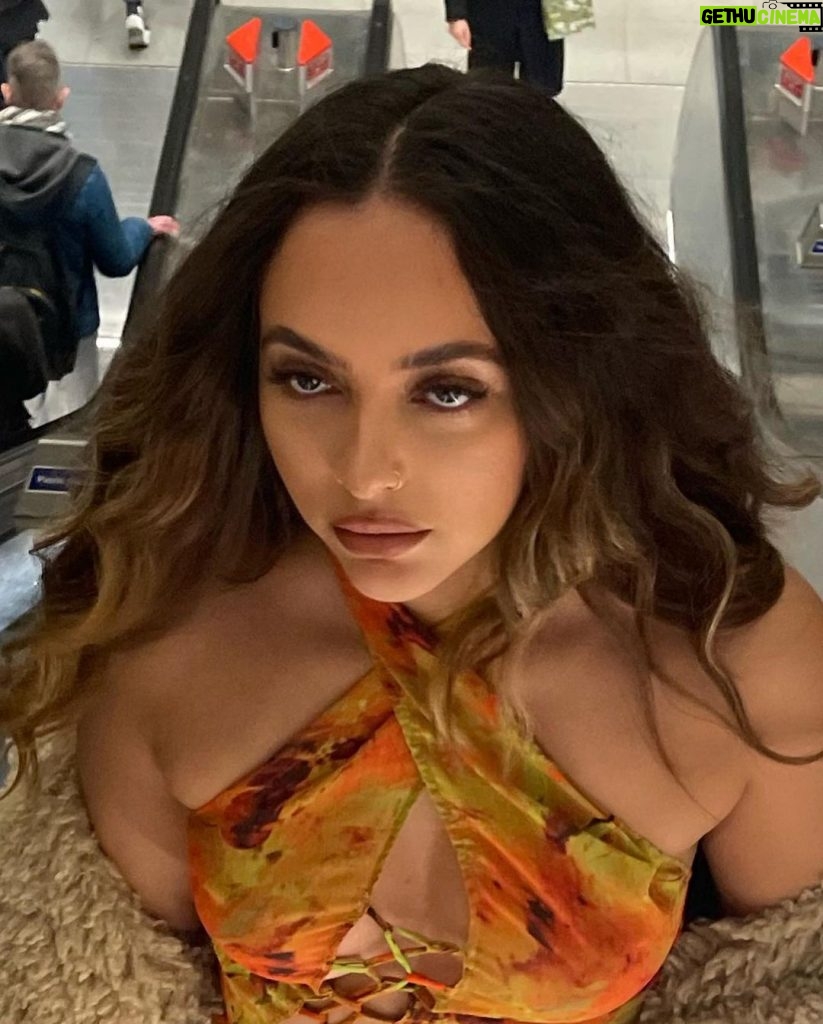 Jade Thirlwall Instagram - Sand dancing and socialising 🧡