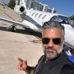 Jaime Camil Instagram - Gracias a @fly_select_ por coordinar nuestro vuelo de Madrid a Paris y por el lindo detalle 🥰👍🏽🛩️