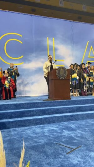 Jaime Camil Instagram - It was my absolute honor to be the @ucla #Latinx Graduation Keynote Speaker last night. Thank you for having me 🙏🏽🙇🏽‍♂️ I wish all of you remarkable individuals a prominent and thriving future 🌟🙌🏽
—-
Fue un honor ser el orador principal (keynote speaker) en la graduación de la comunidad Latinx de #UCLA, Gracias por invitarme 🙏🏽🙇🏽‍♂️ Les deseo a todas estas extraordinarias personas un destacado y próspero futuro 🌟🙌🏽