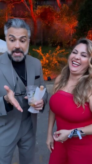 Jaime Camil Instagram - Regañando a Jaime @jaimecamil 

Como que no sabe TikToktear?? Vamos a tener que darle unas clases para hacer TikToks!! 😂😂
Ni yo me la creo! Aquí bromeando con gran talento. Gracias Jaime por ser tan humilde. Fue un gran placer conocerte.