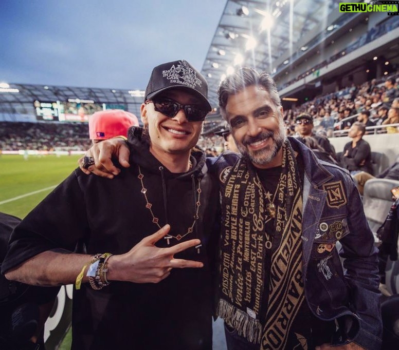 Jaime Camil Instagram - Qué placer y orgullo conocer a @pesopluma 💪🏽🤩 Me da mucho gusto tu éxito y que la estés rompiendo tan cabrón hermano! Congrats! 🙌🏽👏🏽