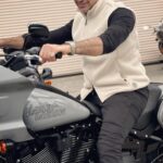 Jaime Camil Instagram - Picking up and first ride on my new @harleydavidson #LowriderST 🙌🏽🤩🏍 / Recogiendo y primera rodada en mi nueva #HarleyDavidson Lowrider ST 🙌🏽🏍🤩 @glendaleharley