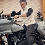 Jaime Camil Instagram - 🇬🇧 I’ve been riding motorcycles since I’m 5 y/o, however, my first “serious” bike was a 1996 @harleydavidson #FatBoy. I LOVE that machine (I still have it, it’s customized to its bones!). Then I had several H-D models like the Road Glide CVO, the Ultra Glide CVO, etc. As time went by I transitioned to other brands. I saw a bike a couple of months ago that captivated my attention, the amazing #HarleyDavidson #FXLRST, more commonly known as the Lowrider ST. Since it was love at first sight I decided to get it. I picked it up yesterday from @glendaleharley and I’ve put over 150 miles on it already… I freaking LOVE IT! It felt SO good going back home to my Harley roots, honestly, I felt the same excitement I felt when I got on that first “serious” bike. I’ll do minor customizations to it with my friends from @2lanelife and @thrashinsupply (the bike is pretty much perfect from the factory) and I’ll be sharing my thoughts and progress on my SoMe platforms 😉 ——- 🇪🇸 Llevo andando en moto desde los 5 años pero mi primer moto “seria” fue una #HarleyDavidson Fat Boy 1996, AMO esa maquina (todavía la tengo, está customizada hasta los huesos!). Después tuve varios otros modelos como la #RoadGlide CVO, la #UltraGlide #CVO, etc. Pasó el tiempo y transicioné a otras marcas. Vi una moto hace unos meses que me llamó mucho la atención, la increíble #FXLRST, mejor conocida como la #LowriderST. Fue amor a primera vista así que decidí tenerla. La recogí de #GlendaleHarleyDavidson ayer y ya le metí 150 millas… ME ENCANTA! Me sentí en casa regresando a mis raíces de Harley, volví a sentir esa misma emoción de mi primer “moto seria”. Le haré algunas modificaciones mínimas con mis amigos de #2lanelife y #thrashinsupply (porque la moto es perfecta de agencia) y les iré compartiendo el proceso por acá en mis redes sociales.