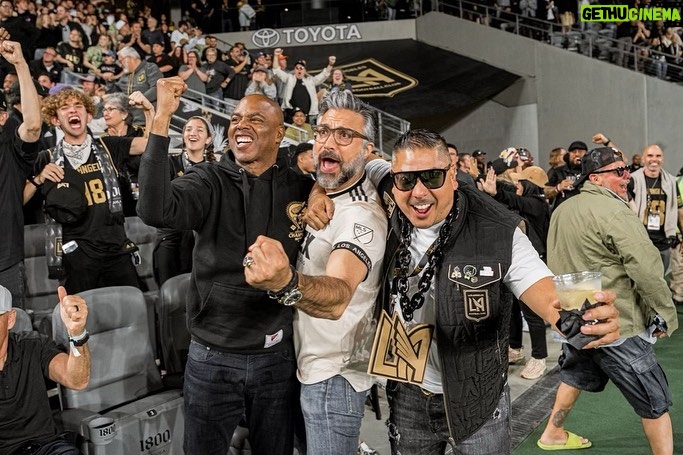 Jaime Camil Instagram - ⏩️ Photo dump from yesterday’s @lafc match… Like my brother @lafcrich says: #winningisfun 🤩🥳💪🏽 But supporting unconditionally 24/7 is better ✊🏽🖤💛 I love you @lafc3252 #lafc #lafc3252 #bestinthewest #1 📷 by the amazing @rubenc_photography