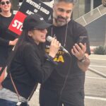 Jaime Camil Instagram - An honor to join my brothers and sisters at the picket line @wgaeast @wgawest #wgastrong 💪🏽✊🏽 Great seeing and singing with you @gabrielleruiz @cincopedia Universal Studios Hollywood