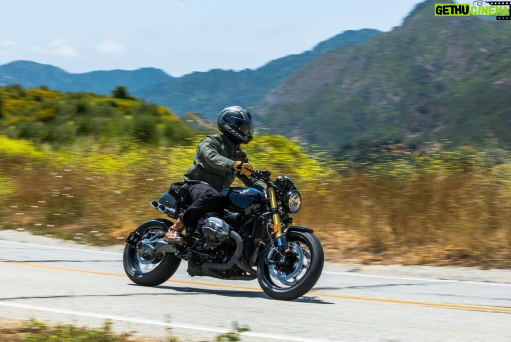 Jaime Camil Instagram - Qué sabroso es recorrer los cañones de Malibu y si pasan por 27735 Mulholland Highway sonrían porque seguro mi amigo @victoryjon los va a fotografiar 📷💪🏽🖤🏍️ / Love riding the Malibu Canyons, and if you drive by 27735 Mulholland Highway smile! Because my buddy Jon will get you 📷💪🏽🖤🏍️