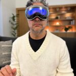 Jaime Camil Instagram - 🇬🇧 Today I got to experience the Apple Vision Pro. To compare this mind-blowing technological achievement with other VR headsets in the market would be insulting. It would be like comparing a 1950’s bicycle with the motorcycles from the movie TRON. I am speechless. Very few companies get to shake the technological foundation of a whole generation with devices so amazing and futuristic that makes it difficult to wrap your mind around them… Apple did it with the introduction of the iPhone in 2007, and now it’ll do it again in 2024 with the #AppleVisionPro. I am honestly and sincerely mind-blown. Words will never be enough to explain the absolute magic and unparalleled technology of the Apple Vision Pro. @apple —— 🇪🇸 Hoy tuve la oportunidad de experimentar los Apple Vision Pro. Comparar este logro tecnológico que te volará la cabeza con otros aparatos de RV en el mercado sería insultante. Es como querer comprara una bicicleta de los 50’s con las motocicletas de la película TRON. Me quedé sin palabras. Muy pocas compañías sacuden tanto la fundación tecnológica de toda una generación con aparatos increíbles e imposibles de entender… Apple lo hizo con el iPhone en 2007 y ahora lo volverá a hacer en 2024 con los Apple Vision Pro. De verdad, estoy impresionado. No hay palabras para tratar de explicar la magia y tecnología sin igual del Apple Vision Pro. #apple