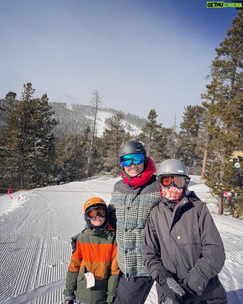 Jaime Camil Instagram - One of our favorite ski resorts 🥰🤩⛷️🏂 We love visiting @eldoramtnresort 🙌🏽 Everyone is so welcoming and nice 🙏🏽🙇🏽‍♂️ / De nuestros lugares favoritos para esquiar 🥰🤩⛷️🏂 Nos encanta visitar #eldora #eldoramountainresort todo el staff es encantador 🙏🏽🙇🏽‍♂️ Eldora Mountain Resort