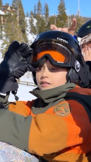 Jaime Camil Instagram - Beautiful day at beautiful @mammothmountain #letfunroll ❄️🏂⛷️