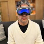Jaime Camil Instagram - 🇬🇧 Today I got to experience the Apple Vision Pro. To compare this mind-blowing technological achievement with other VR headsets in the market would be insulting. It would be like comparing a 1950’s bicycle with the motorcycles from the movie TRON. I am speechless. Very few companies get to shake the technological foundation of a whole generation with devices so amazing and futuristic that makes it difficult to wrap your mind around them… Apple did it with the introduction of the iPhone in 2007, and now it’ll do it again in 2024 with the #AppleVisionPro. I am honestly and sincerely mind-blown. Words will never be enough to explain the absolute magic and unparalleled technology of the Apple Vision Pro. @apple —— 🇪🇸 Hoy tuve la oportunidad de experimentar los Apple Vision Pro. Comparar este logro tecnológico que te volará la cabeza con otros aparatos de RV en el mercado sería insultante. Es como querer comprara una bicicleta de los 50’s con las motocicletas de la película TRON. Me quedé sin palabras. Muy pocas compañías sacuden tanto la fundación tecnológica de toda una generación con aparatos increíbles e imposibles de entender… Apple lo hizo con el iPhone en 2007 y ahora lo volverá a hacer en 2024 con los Apple Vision Pro. De verdad, estoy impresionado. No hay palabras para tratar de explicar la magia y tecnología sin igual del Apple Vision Pro. #apple