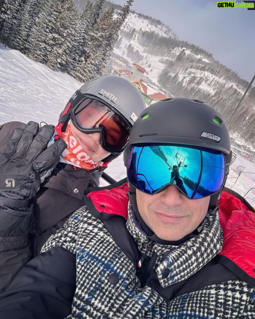 Jaime Camil Instagram - One of our favorite ski resorts 🥰🤩⛷️🏂 We love visiting @eldoramtnresort 🙌🏽 Everyone is so welcoming and nice 🙏🏽🙇🏽‍♂️ / De nuestros lugares favoritos para esquiar 🥰🤩⛷️🏂 Nos encanta visitar #eldora #eldoramountainresort todo el staff es encantador 🙏🏽🙇🏽‍♂️ Eldora Mountain Resort