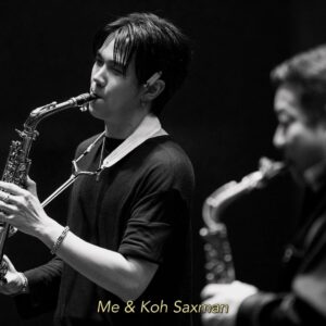 Jakapan Puttha Instagram - Me & Koh Saxman
ตั้งแต่ตอนที่ผมเล่น Saxophone ผมได้มีโอกาสดู พี่โก้ แสดงที่ต่างๆ ผมชอบเสียงของ saxophone มากและทำให้ผมรักมันมากขึ้นไปอีก และวันเกิดผม ผมได้มีโอกาสร่วมงานกับพี่โก้ และพบเจอครั้งแรกผมประทับใจมากครับ เหมือนผมได้พี่ที่ใจดีเหมือนได้คุยกับพ่อตัวเอง สบายใจ และให้กำลังใจผมตลอด และต้องขอบคุณที่มาร่วมแสดงเพลง versace on the floor ด้วยกัน นับเป็นเกียรติมากครับ ขอบคุณครับ “พี่โก้ saxman”
@kohmrsaxman 
#TheRebornBuild #TheRebornOfBuild #buildfirstsoloconcert