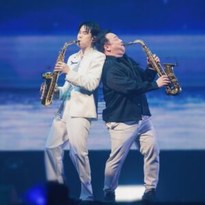 Jakapan Puttha Instagram - Me & Koh Saxman
ตั้งแต่ตอนที่ผมเล่น Saxophone ผมได้มีโอกาสดู พี่โก้ แสดงที่ต่างๆ ผมชอบเสียงของ saxophone มากและทำให้ผมรักมันมากขึ้นไปอีก และวันเกิดผม ผมได้มีโอกาสร่วมงานกับพี่โก้ และพบเจอครั้งแรกผมประทับใจมากครับ เหมือนผมได้พี่ที่ใจดีเหมือนได้คุยกับพ่อตัวเอง สบายใจ และให้กำลังใจผมตลอด และต้องขอบคุณที่มาร่วมแสดงเพลง versace on the floor ด้วยกัน นับเป็นเกียรติมากครับ ขอบคุณครับ “พี่โก้ saxman”
@kohmrsaxman 
#TheRebornBuild #TheRebornOfBuild #buildfirstsoloconcert