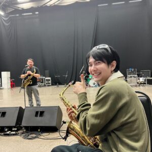 Jakapan Puttha Instagram - Me & Koh Saxman
ตั้งแต่ตอนที่ผมเล่น Saxophone ผมได้มีโอกาสดู พี่โก้ แสดงที่ต่างๆ ผมชอบเสียงของ saxophone มากและทำให้ผมรักมันมากขึ้นไปอีก และวันเกิดผม ผมได้มีโอกาสร่วมงานกับพี่โก้ และพบเจอครั้งแรกผมประทับใจมากครับ เหมือนผมได้พี่ที่ใจดีเหมือนได้คุยกับพ่อตัวเอง สบายใจ และให้กำลังใจผมตลอด และต้องขอบคุณที่มาร่วมแสดงเพลง versace on the floor ด้วยกัน นับเป็นเกียรติมากครับ ขอบคุณครับ “พี่โก้ saxman”
@kohmrsaxman 
#TheRebornBuild #TheRebornOfBuild #buildfirstsoloconcert