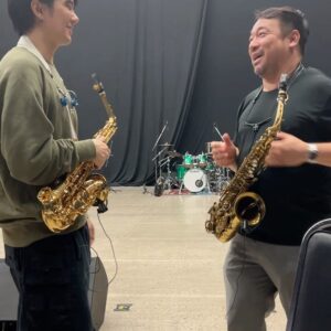 Jakapan Puttha Instagram - Me & Koh Saxman
ตั้งแต่ตอนที่ผมเล่น Saxophone ผมได้มีโอกาสดู พี่โก้ แสดงที่ต่างๆ ผมชอบเสียงของ saxophone มากและทำให้ผมรักมันมากขึ้นไปอีก และวันเกิดผม ผมได้มีโอกาสร่วมงานกับพี่โก้ และพบเจอครั้งแรกผมประทับใจมากครับ เหมือนผมได้พี่ที่ใจดีเหมือนได้คุยกับพ่อตัวเอง สบายใจ และให้กำลังใจผมตลอด และต้องขอบคุณที่มาร่วมแสดงเพลง versace on the floor ด้วยกัน นับเป็นเกียรติมากครับ ขอบคุณครับ “พี่โก้ saxman”
@kohmrsaxman 
#TheRebornBuild #TheRebornOfBuild #buildfirstsoloconcert