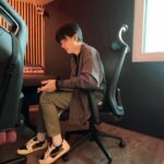 Jakapan Puttha Instagram - ไม่เคยคิดว่า ตอนเด็กผมที่เคยร้องเพลงพวกพี่เขา และวันนี้จะได้มาร่วมงานกับพวกพี่ๆ โคตรดีใจเลยครับ 💙😎 #buildfirstsoloconcert #TheREBORNBuild