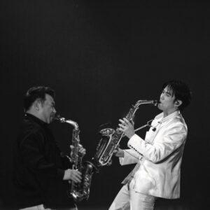 Jakapan Puttha Instagram - Me & Koh Saxman
ตั้งแต่ตอนที่ผมเล่น Saxophone ผมได้มีโอกาสดู พี่โก้ แสดงที่ต่างๆ ผมชอบเสียงของ saxophone มากและทำให้ผมรักมันมากขึ้นไปอีก และวันเกิดผม ผมได้มีโอกาสร่วมงานกับพี่โก้ และพบเจอครั้งแรกผมประทับใจมากครับ เหมือนผมได้พี่ที่ใจดีเหมือนได้คุยกับพ่อตัวเอง สบายใจ และให้กำลังใจผมตลอด และต้องขอบคุณที่มาร่วมแสดงเพลง versace on the floor ด้วยกัน นับเป็นเกียรติมากครับ ขอบคุณครับ “พี่โก้ saxman”
@kohmrsaxman 
#TheRebornBuild #TheRebornOfBuild #buildfirstsoloconcert