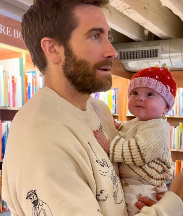Jake Gyllenhaal Instagram - Thank you to all the Aunts, Uncles, Nieces & Nephews who came out to the reading at @mcnallyjackson today —You are now officially members of The Secret Society of Aunts & Uncles! #thesecretsocietyofauntsanduncles