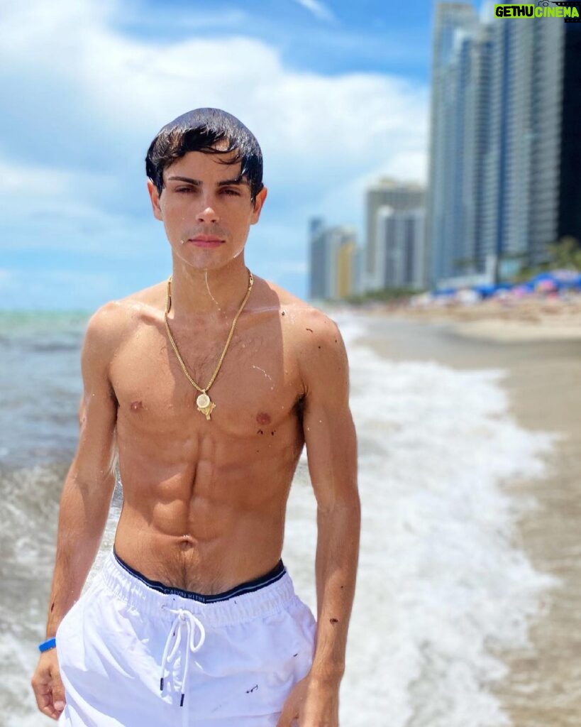 Jake T. Austin Instagram - Drip💧 #nofilter Florida